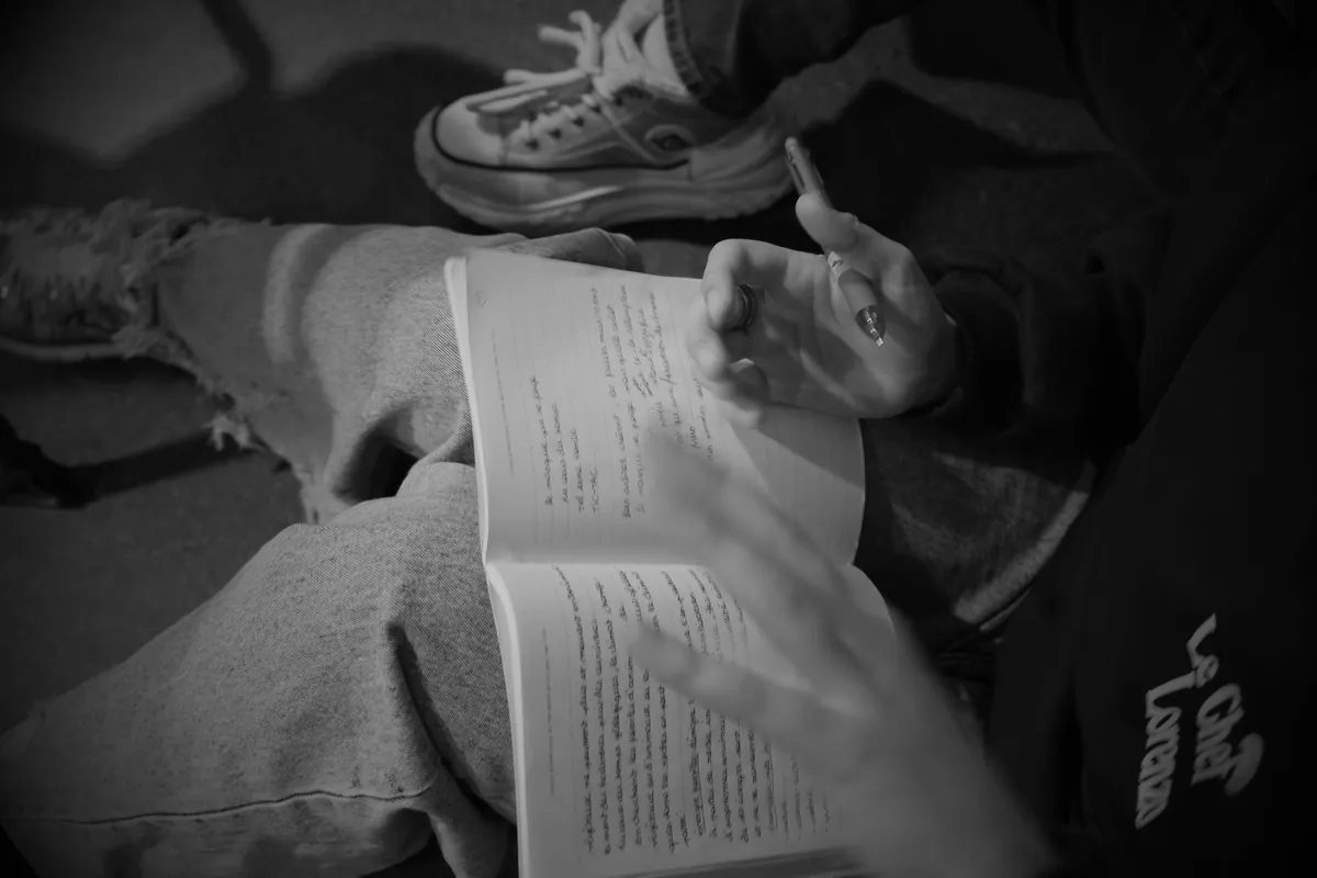 Participant lisant son texte lors d'un atelier d'écriture