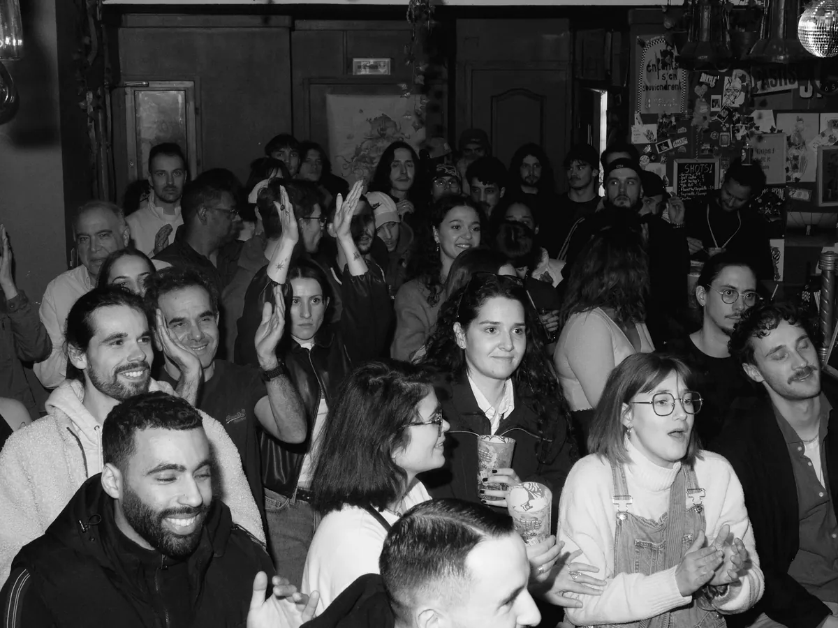 Public levant les bras pendant un concert