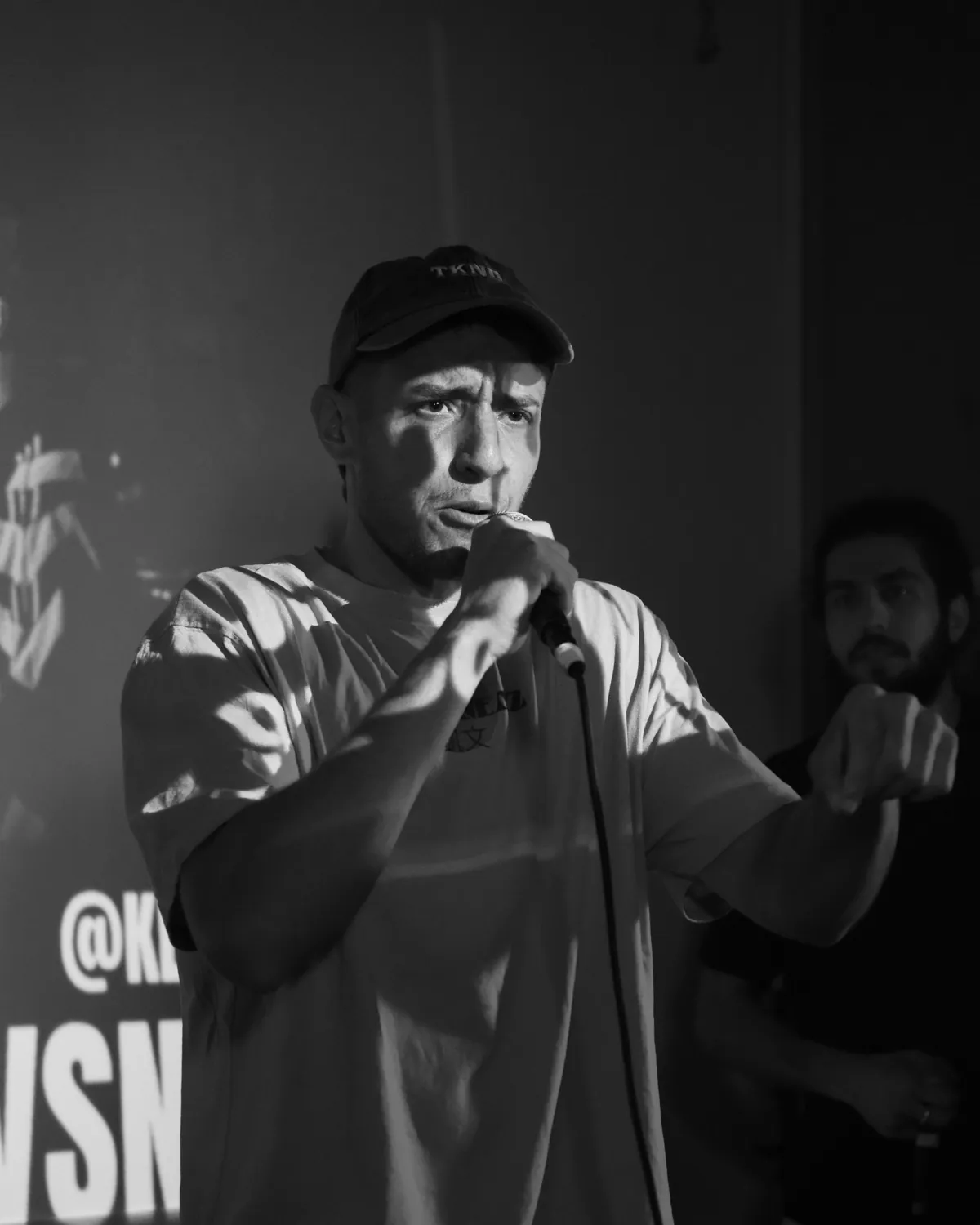 Enregistrement d'un morceau au micro en studio mobile