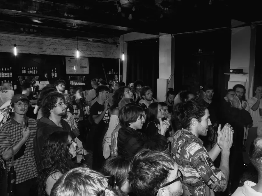 Mosaïque de photos du concert au Boomrang : artistes au micro, DJ aux platines et public